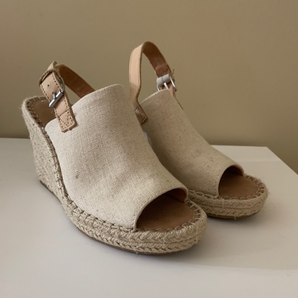 Toms Shoes - Toms tan wedges